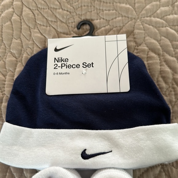 🌻Host Pick 🌷Nike baby beanie/booties set - Picture 2 of 5